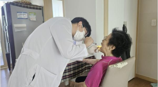 충주시, 거동 불편 어르신 대상 '방문 구강 관리사업' 호응 기사 이미지